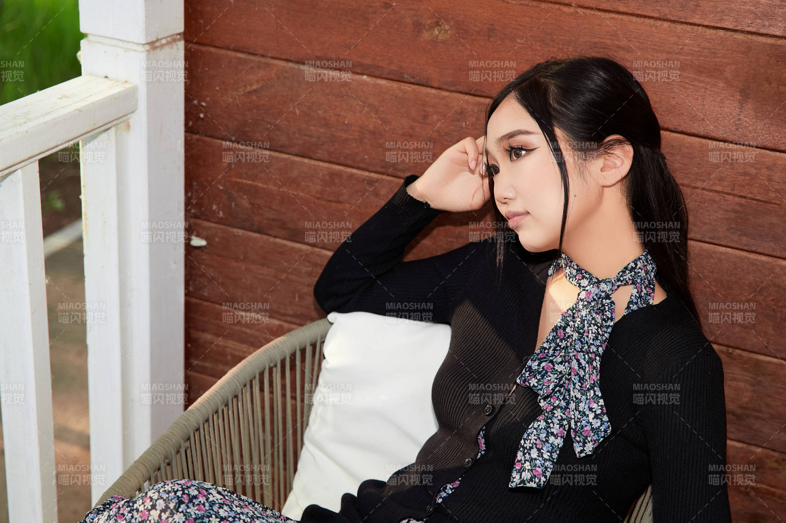 夏天在別墅門庭外休息的亞洲美女