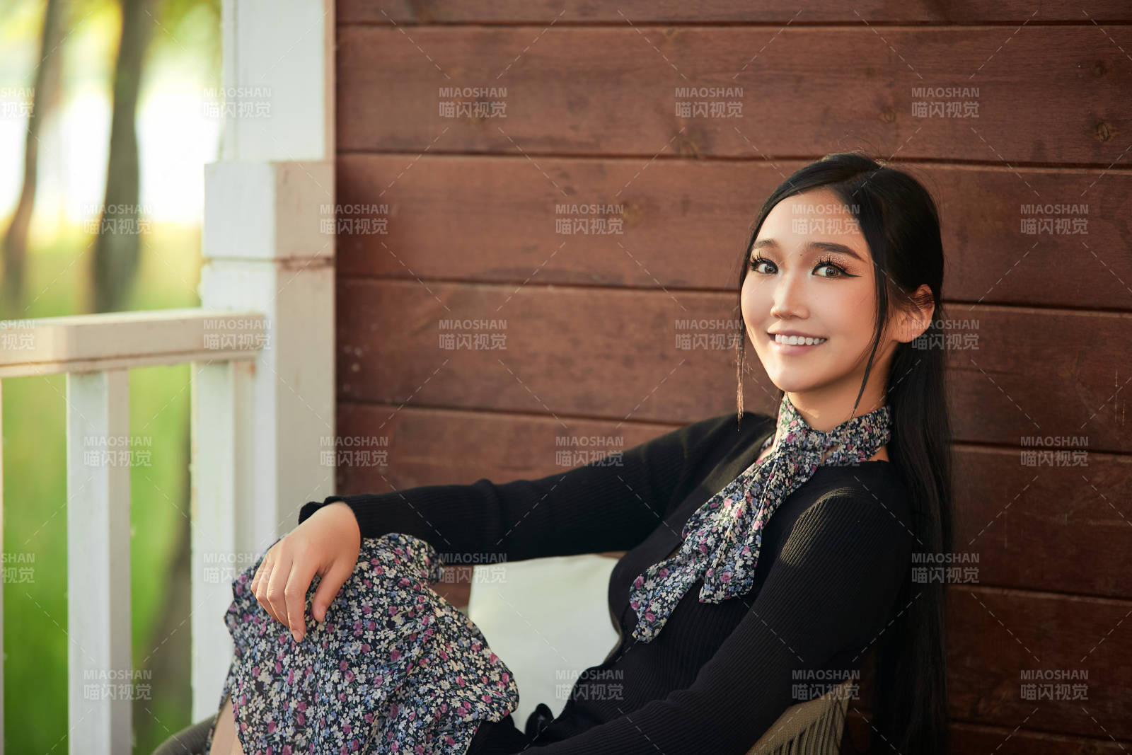 夏天在別墅門庭外休息的亞洲美女