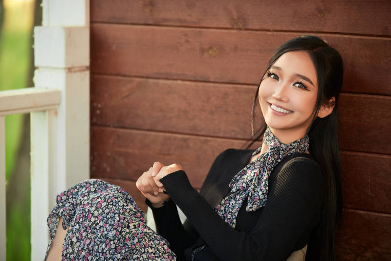 夏天在别墅门庭外休息的亚洲美女