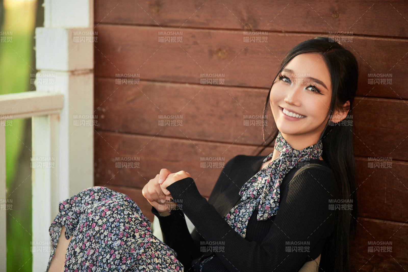 夏天在別墅門庭外休息的亞洲美女