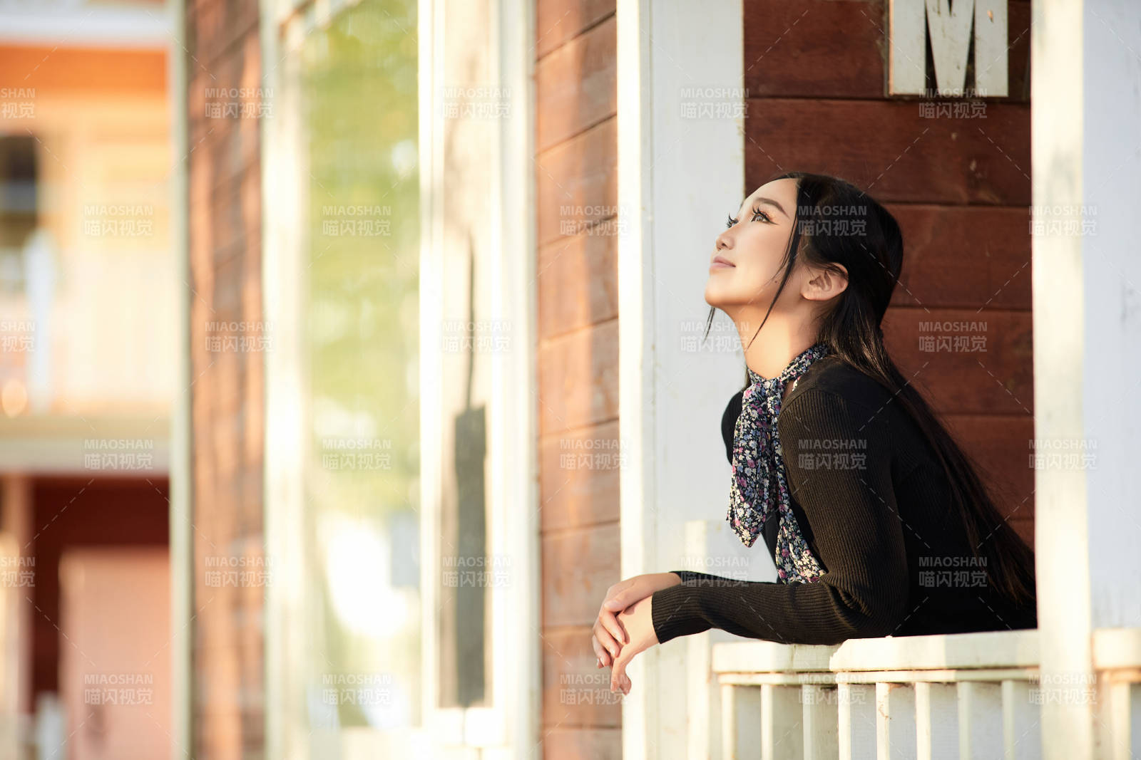 夏天在別墅門庭外休息的亞洲美女