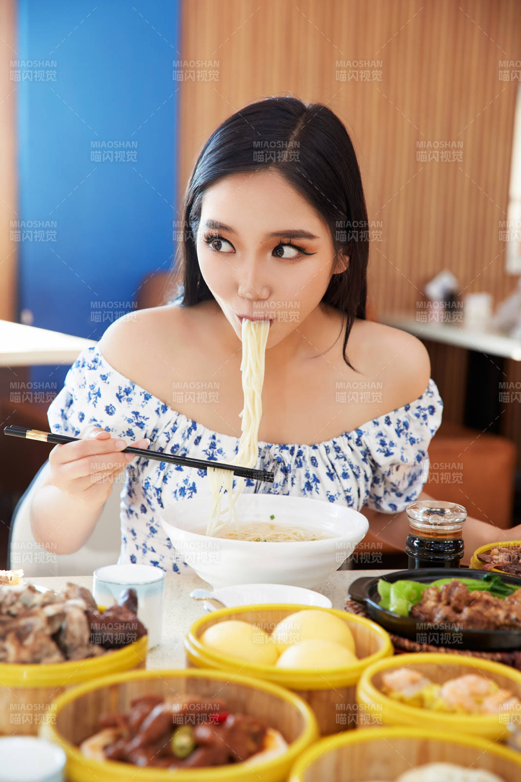 在茶餐廳大吃特吃的美女