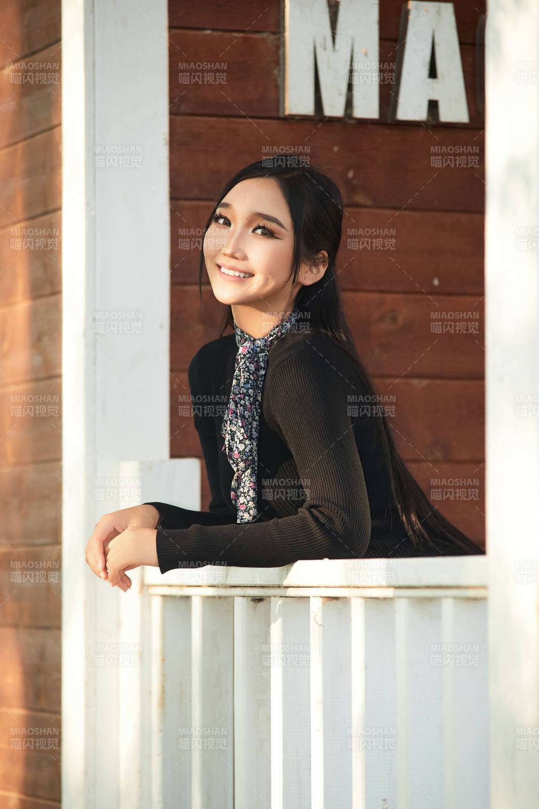 夏天在别墅门庭外休息的亚洲美女