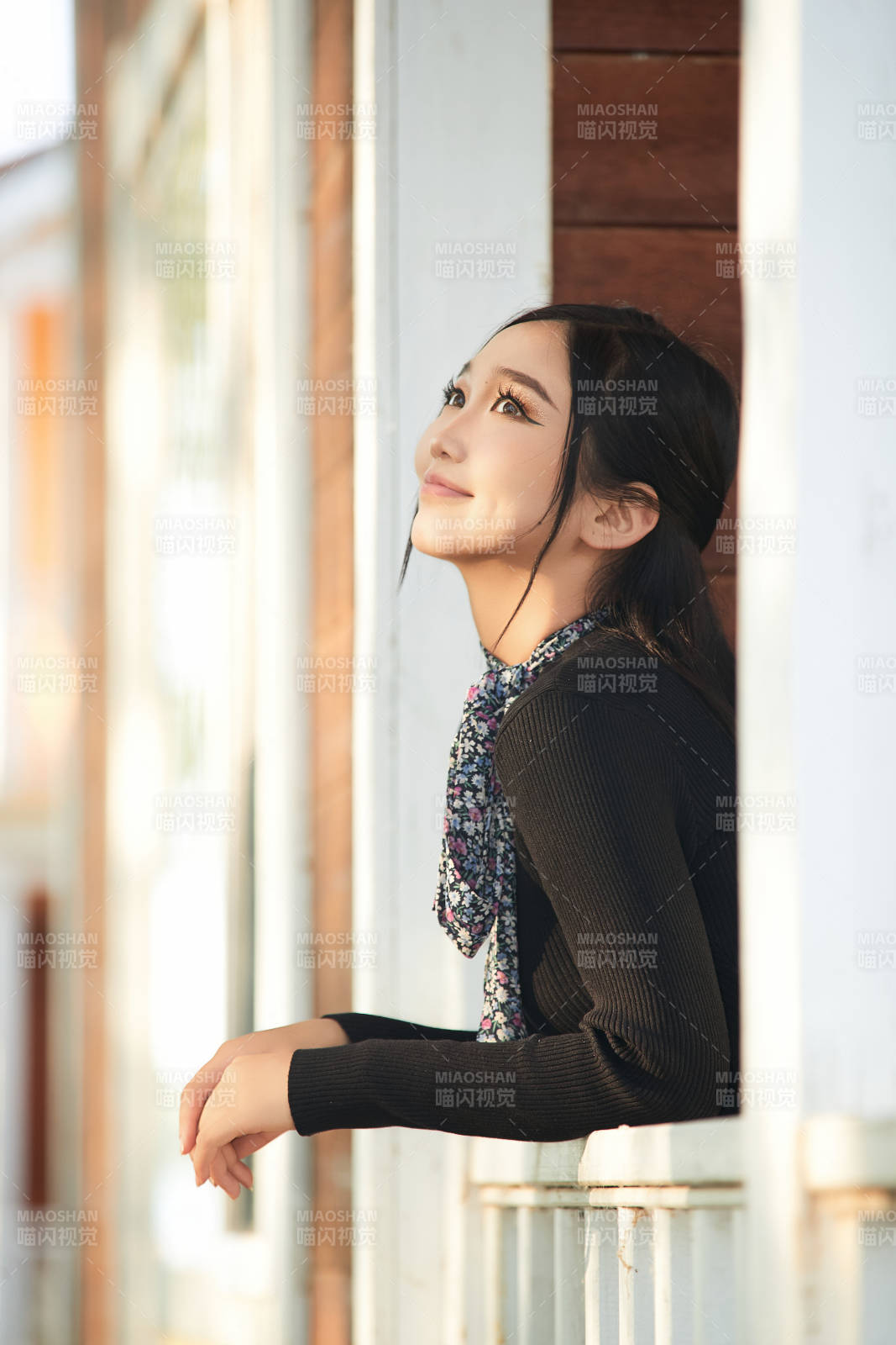 夏天在別墅門庭外休息的亞洲美女