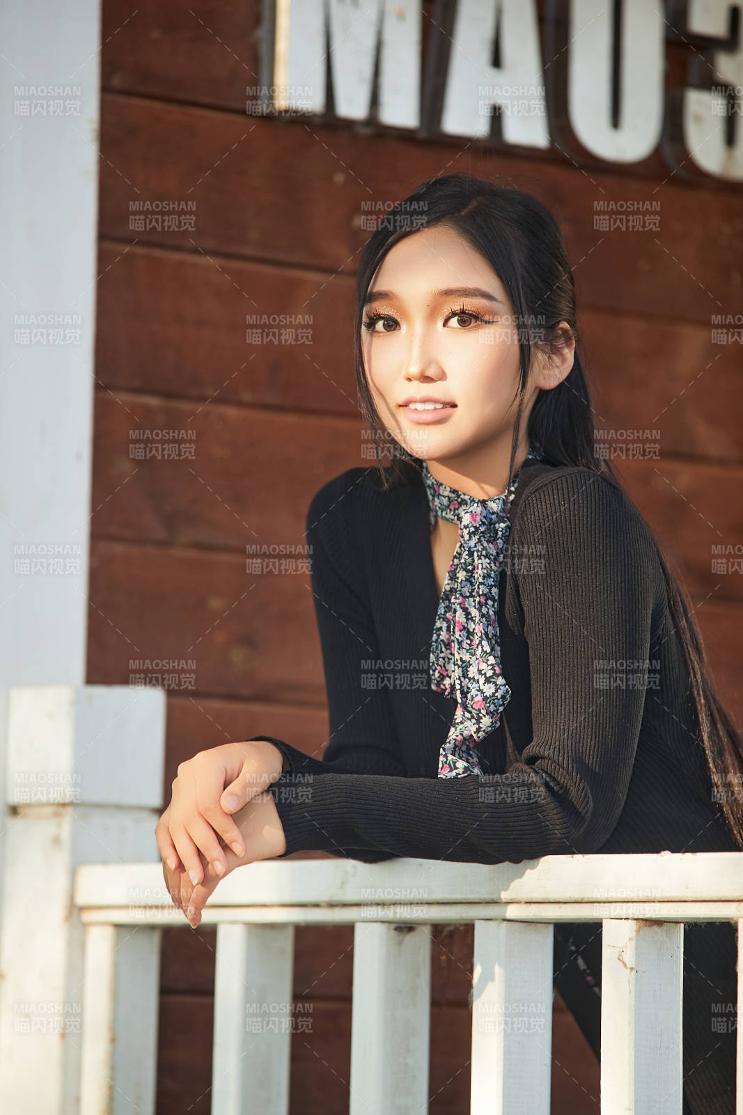 夏天在別墅門庭外休息的亞洲美女