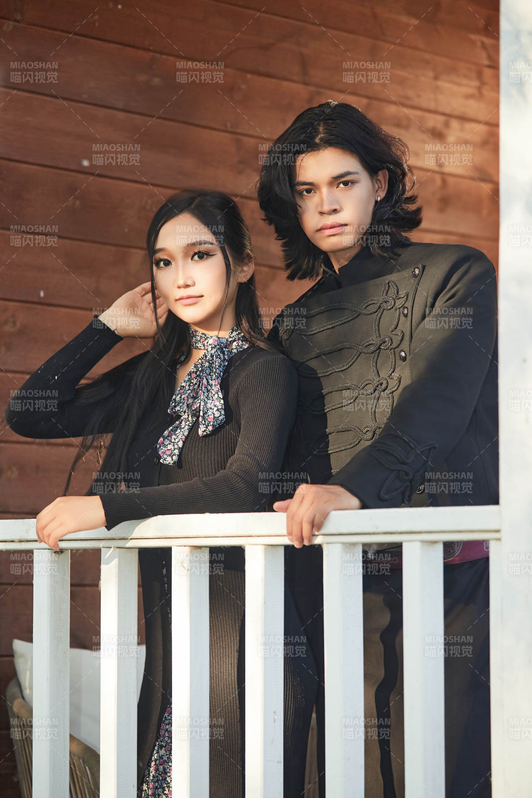 戶外旅游景區拍照的亞洲情侶