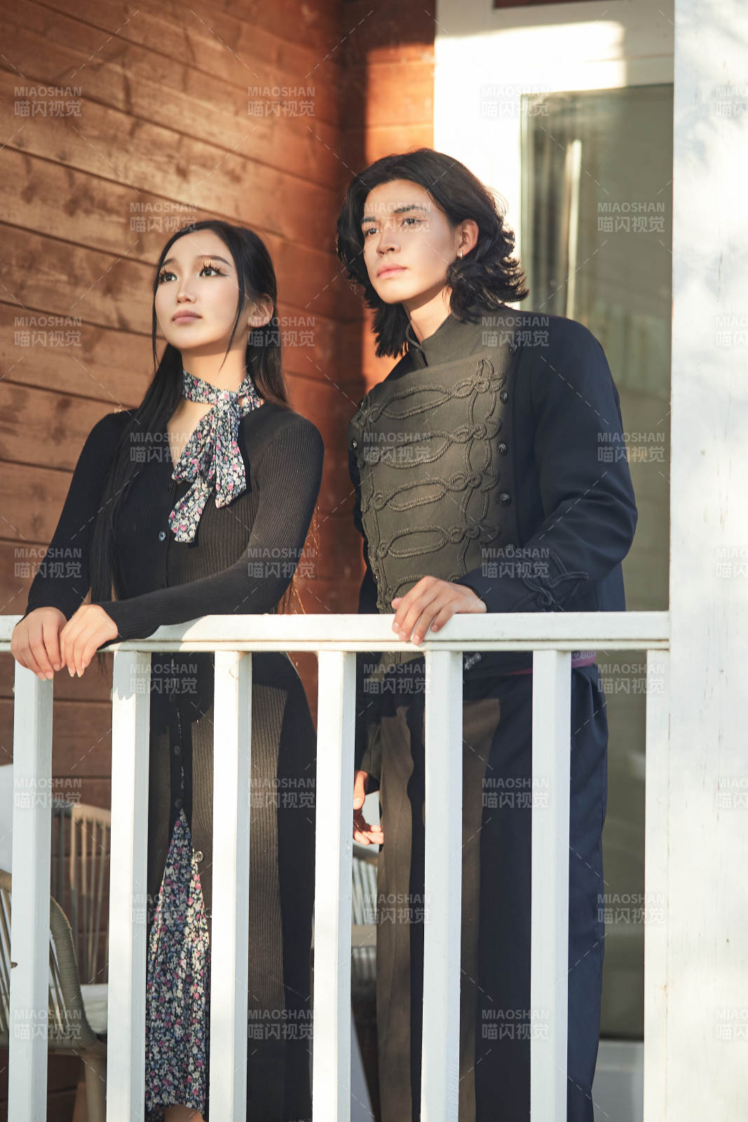 戶外旅游景區(qū)拍照的亞洲情侶