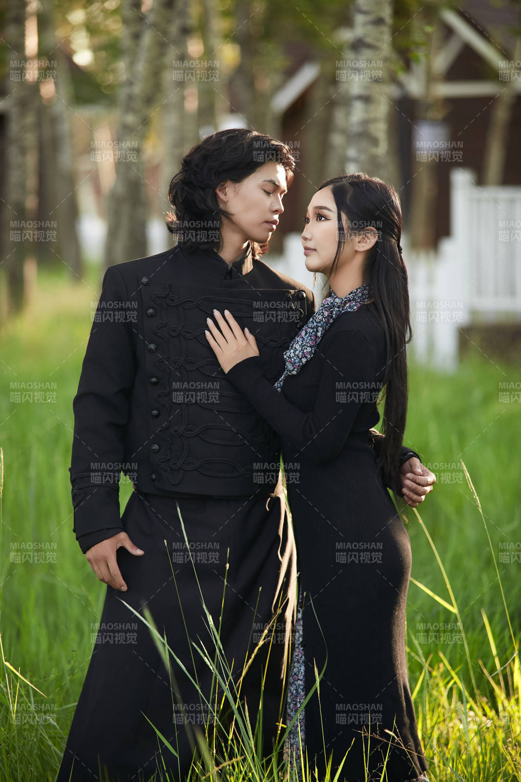 戶外旅游景區拍照的亞洲情侶