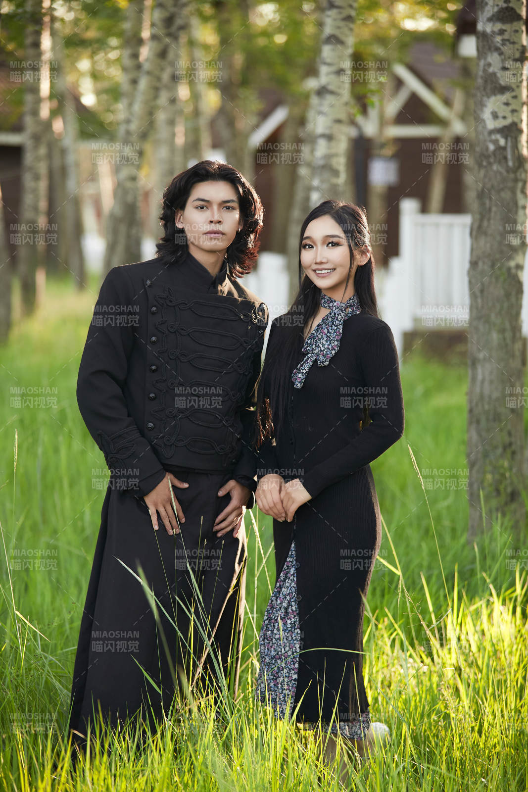 户外旅游景区拍照的亚洲情侣