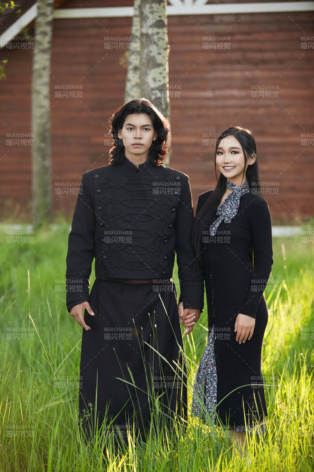 户外旅游景区拍照的亚洲情侣