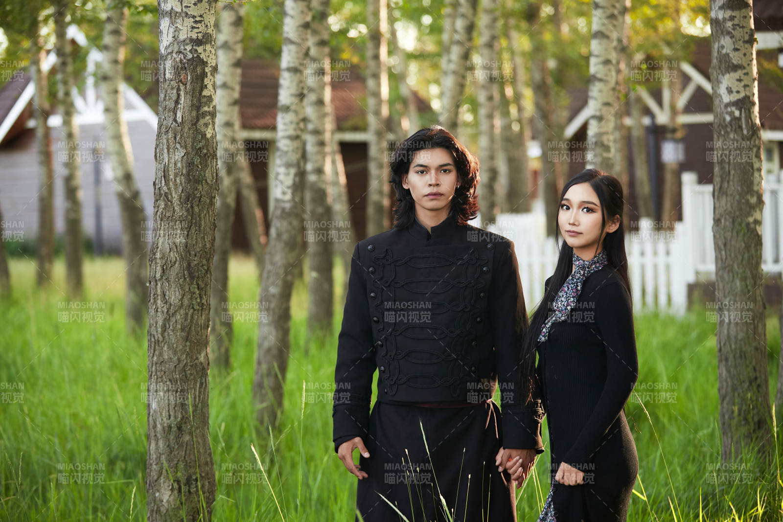 戶外旅游景區拍照的亞洲情侶