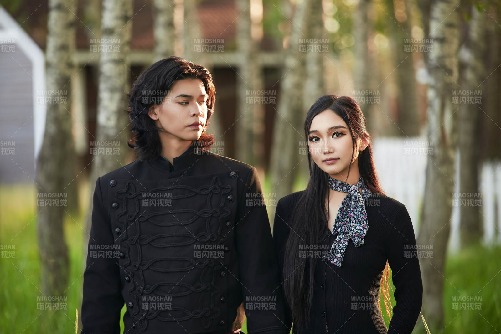 戶外旅游景區(qū)拍照的亞洲情侶