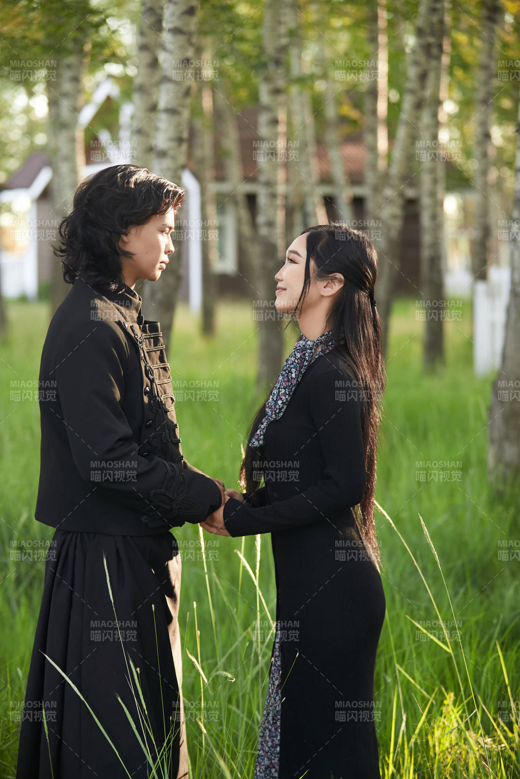 戶外旅游景區(qū)拍照的亞洲情侶