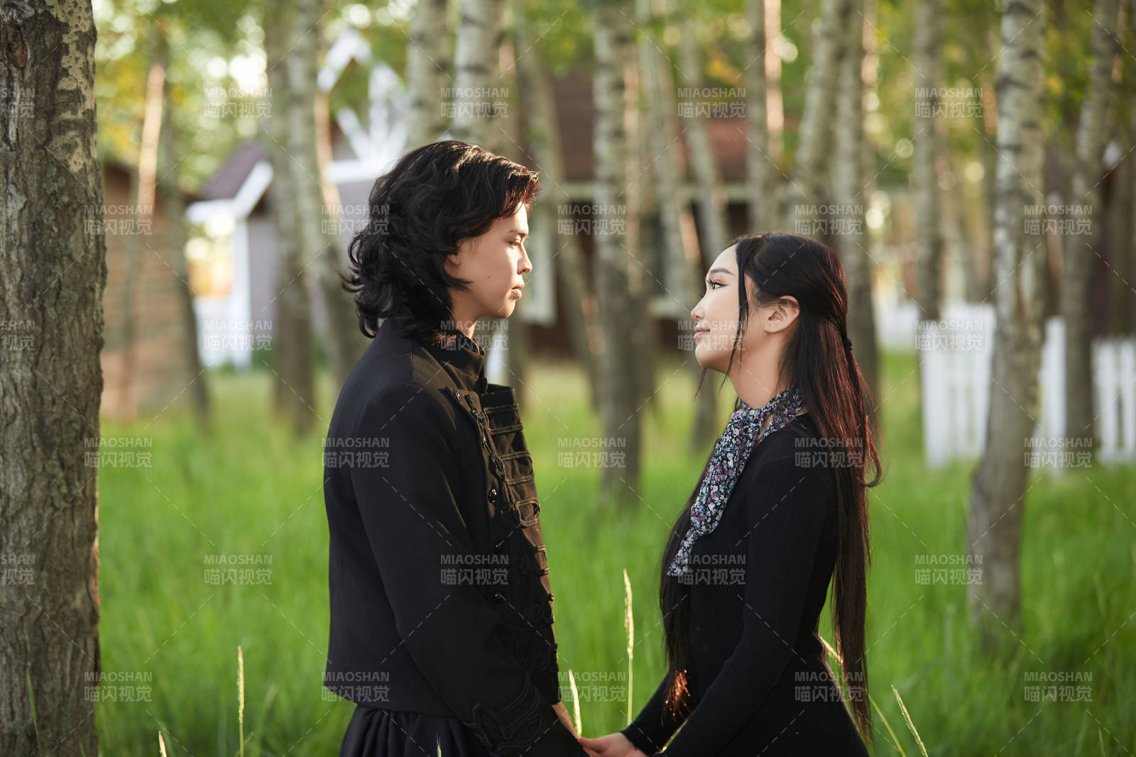 户外旅游景区拍照的亚洲情侣