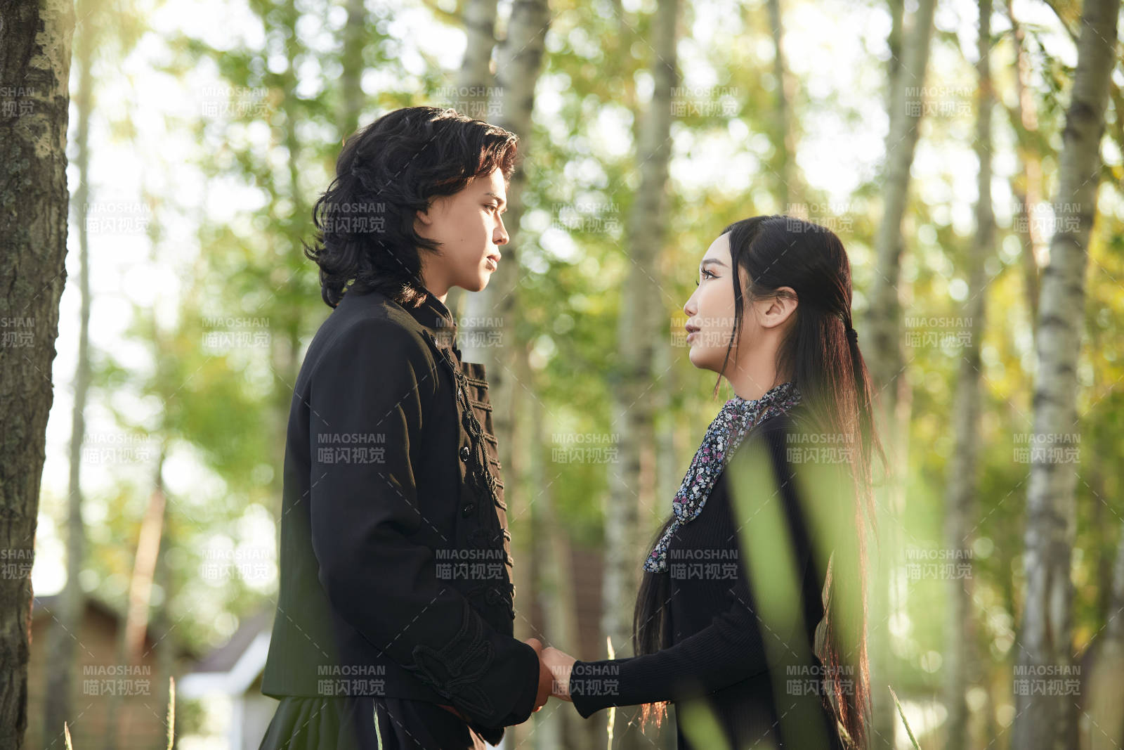 戶外旅游景區(qū)拍照的亞洲情侶