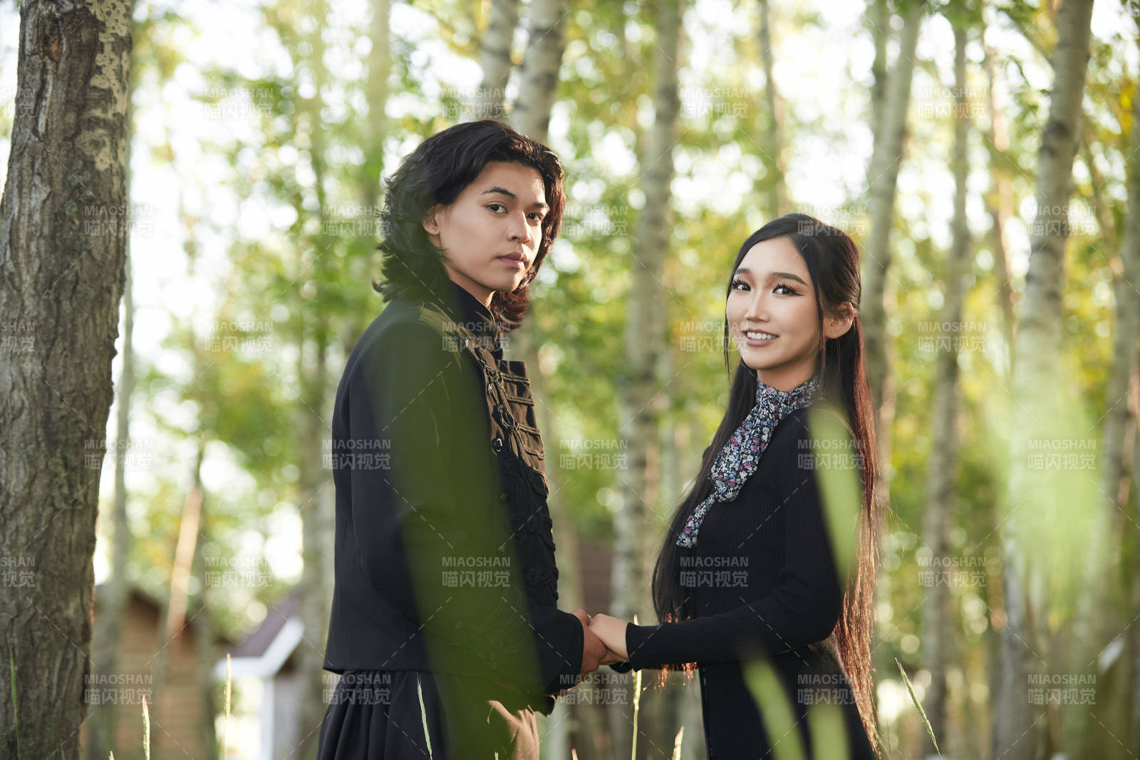 戶外旅游景區拍照的亞洲情侶