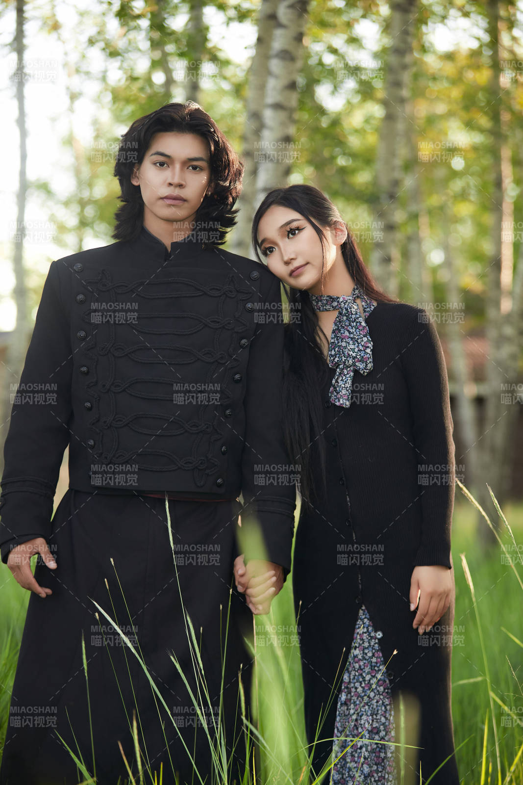 户外旅游景区拍照的亚洲情侣