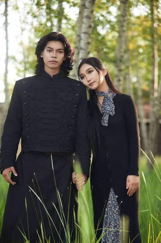 户外旅游景区拍照的亚洲情侣