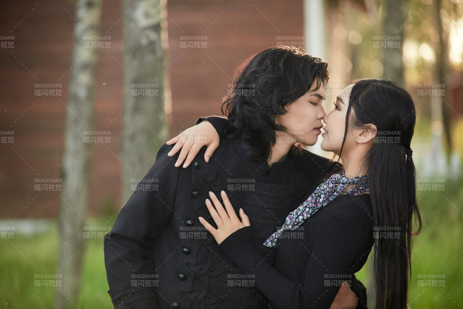 戶外旅游景區(qū)拍照的亞洲情侶