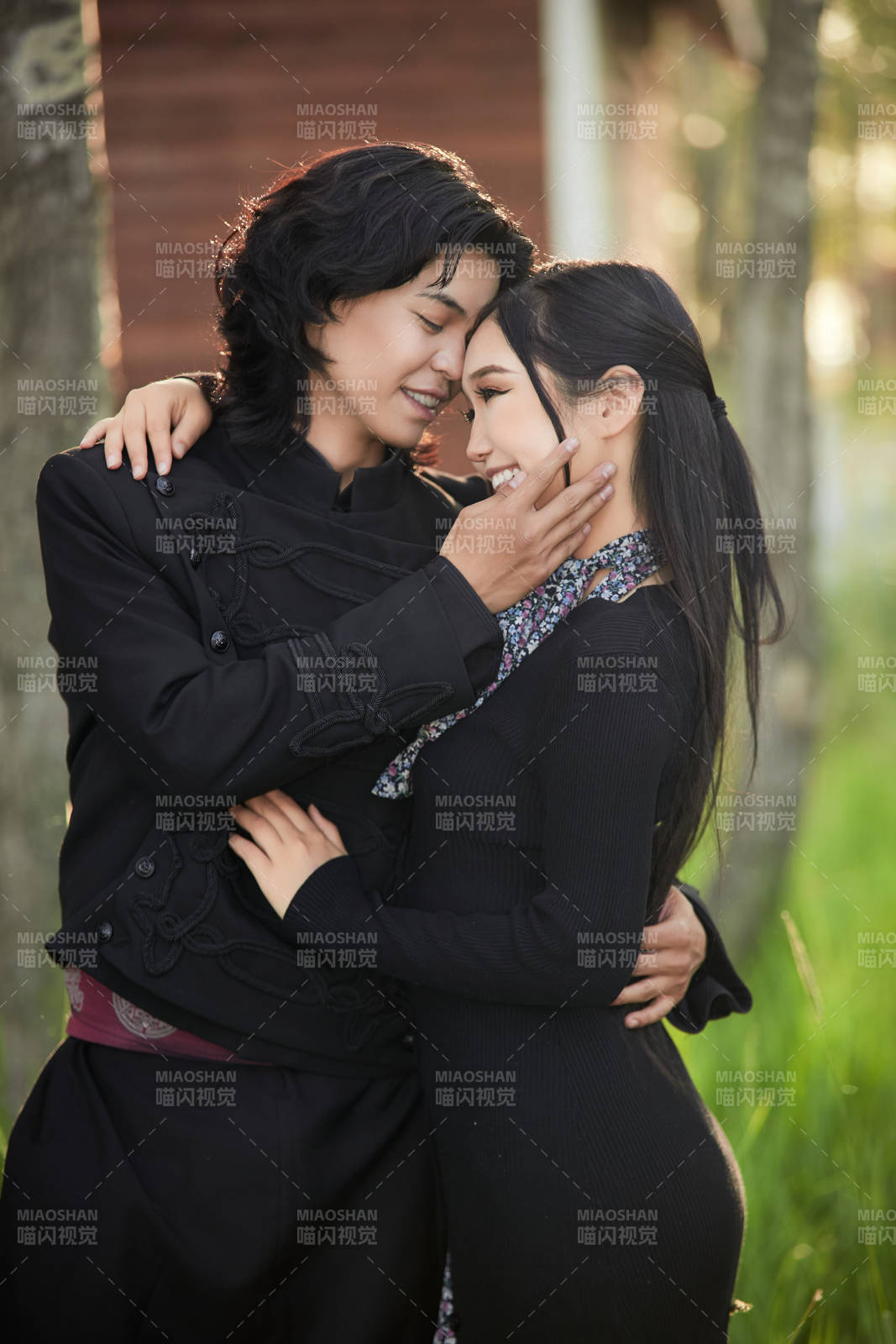 戶外旅游景區拍照的亞洲情侶