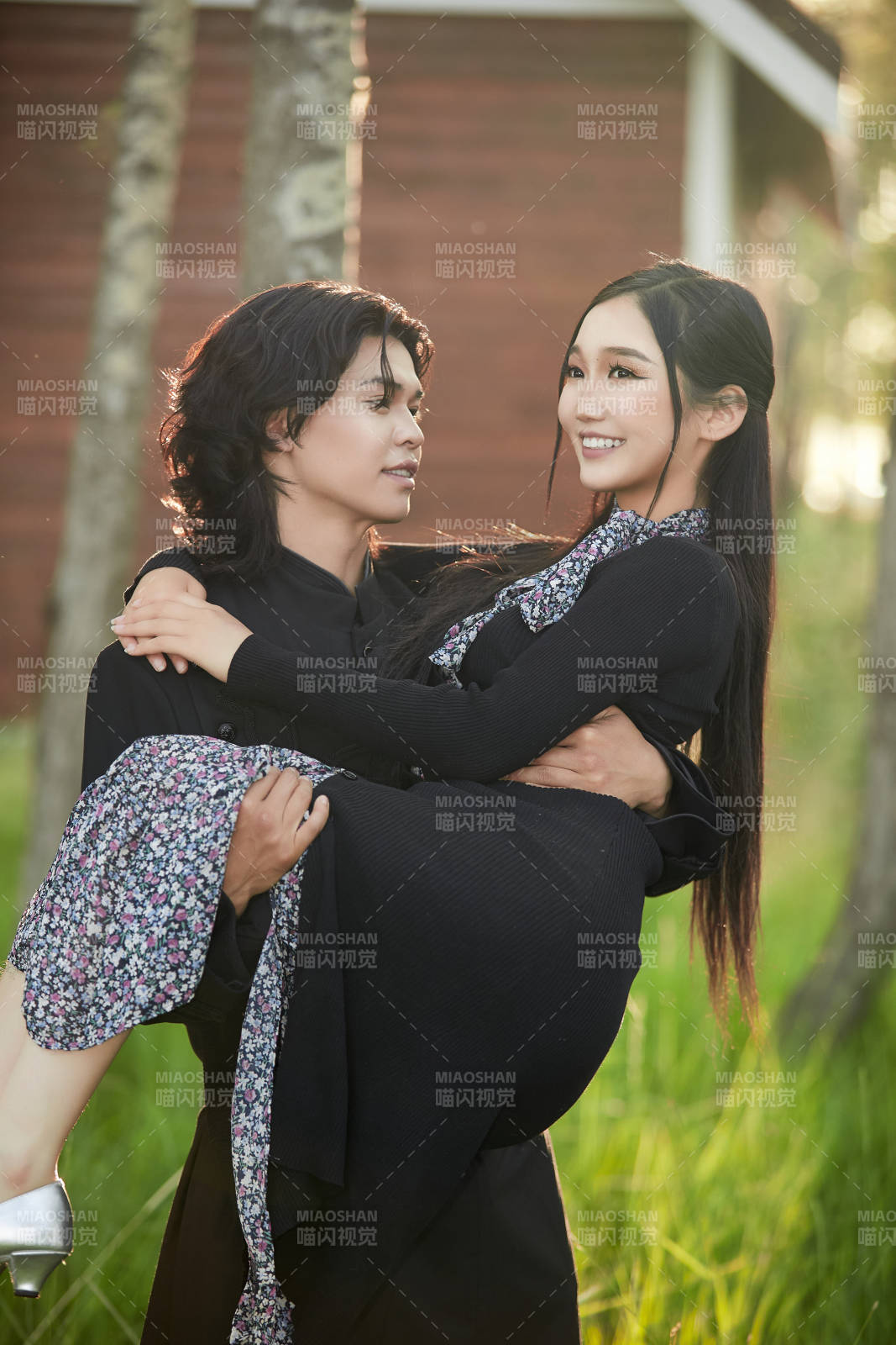 戶外旅游景區拍照的亞洲情侶