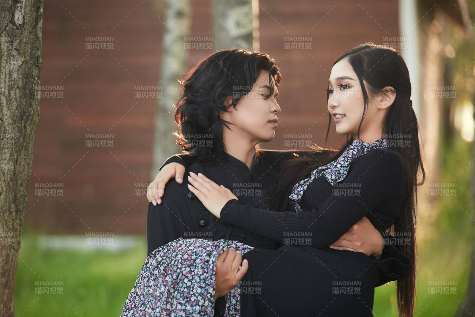 戶外旅游景區拍照的亞洲情侶