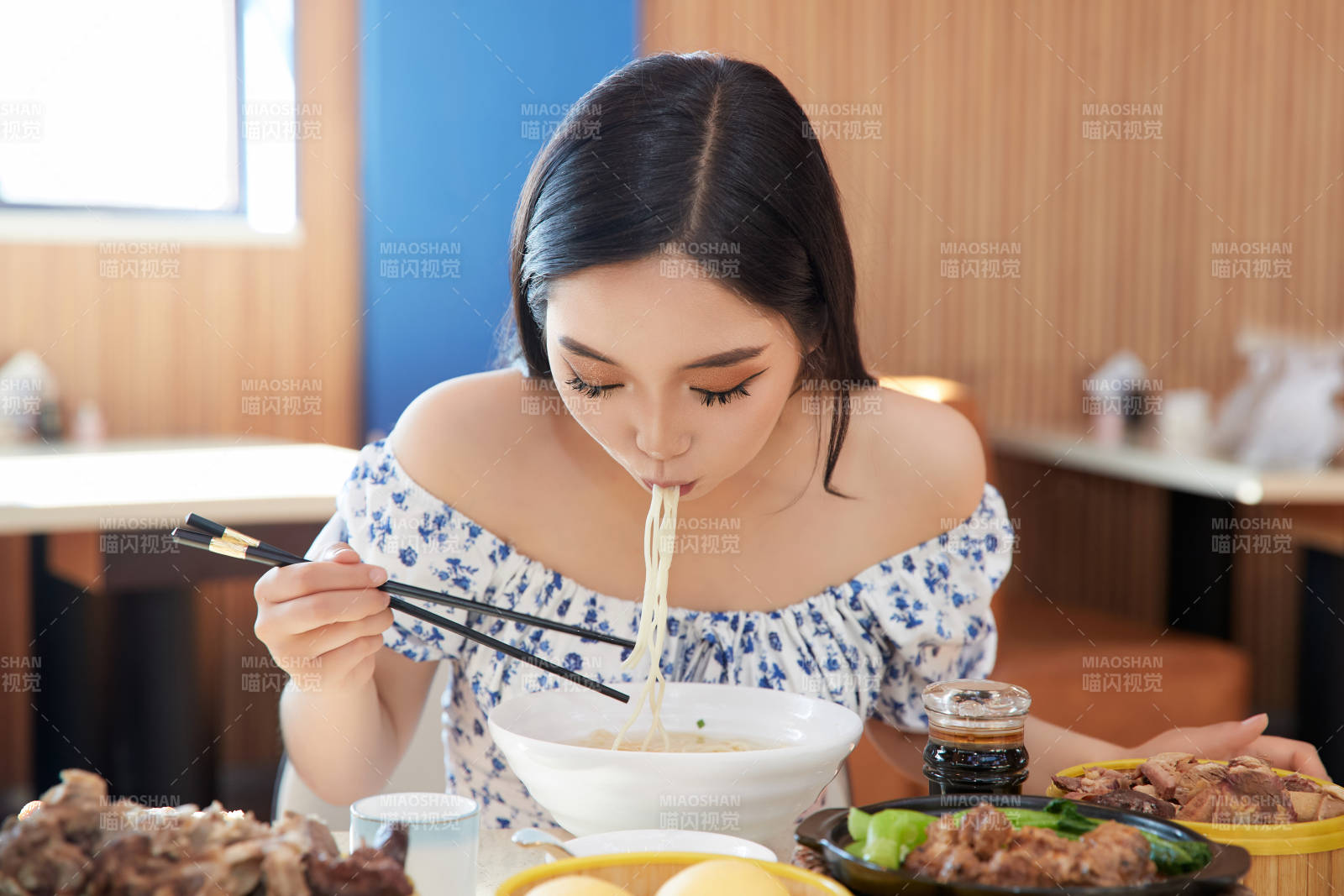 在茶餐廳大吃特吃的美女