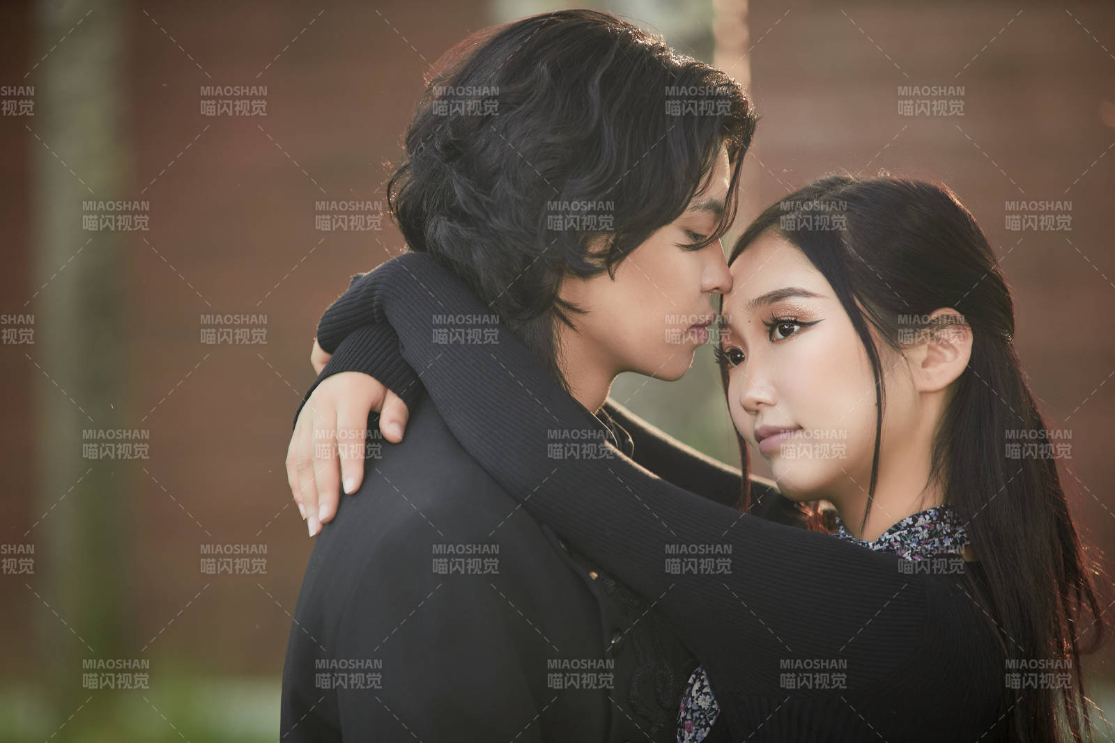 戶外旅游景區(qū)拍照的亞洲情侶