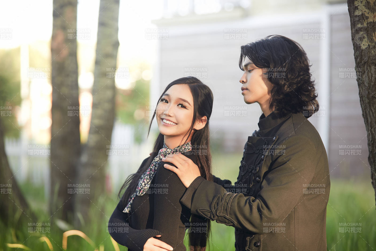 户外旅游景区拍照的亚洲情侣