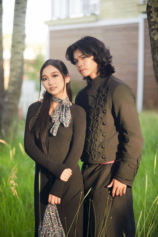 户外旅游景区拍照的亚洲情侣