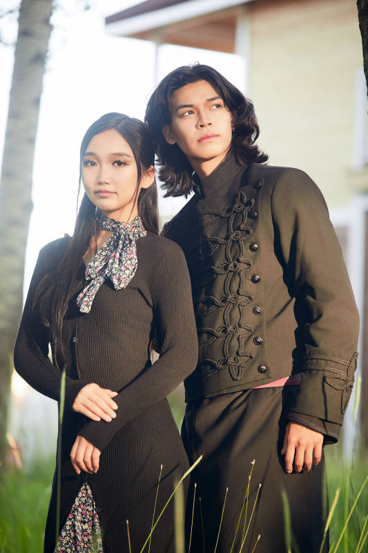 户外旅游景区拍照的亚洲情侣