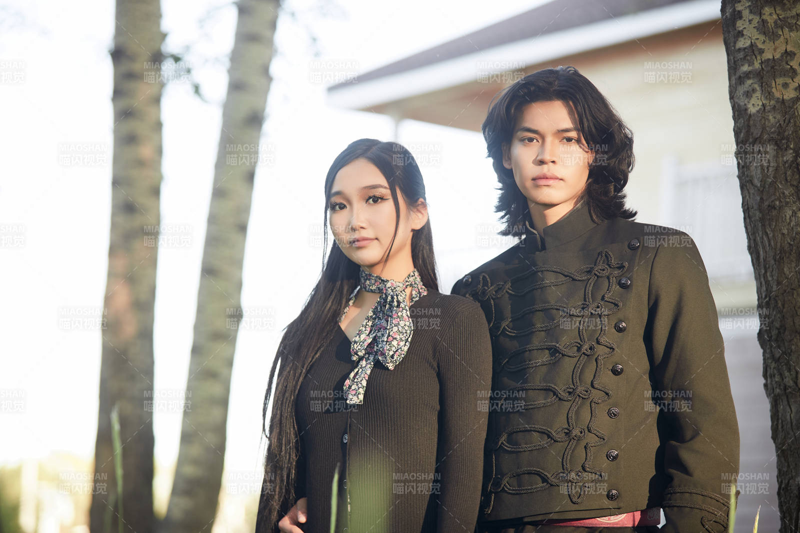 戶外旅游景區(qū)拍照的亞洲情侶