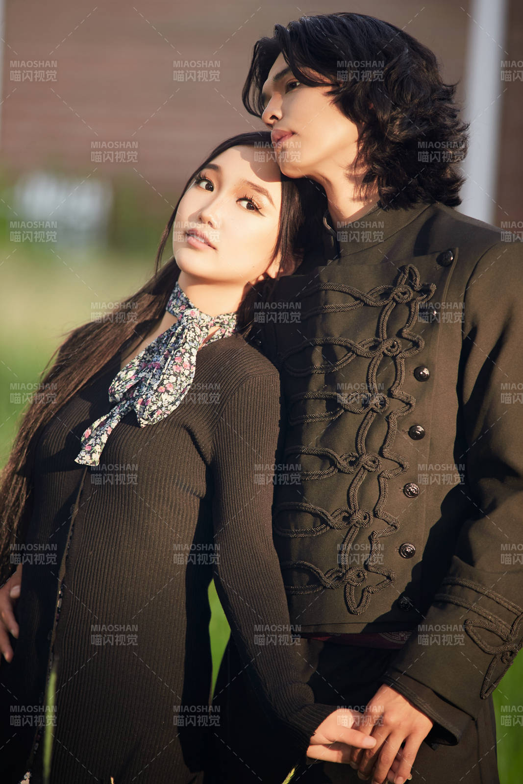 戶外旅游景區拍照的亞洲情侶