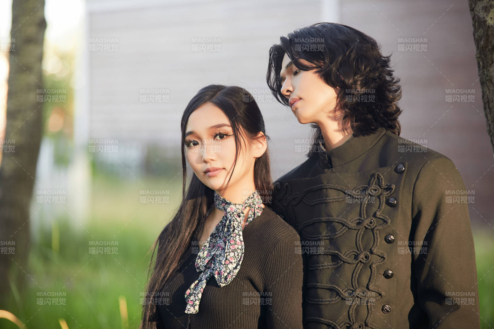 户外旅游景区拍照的亚洲情侣