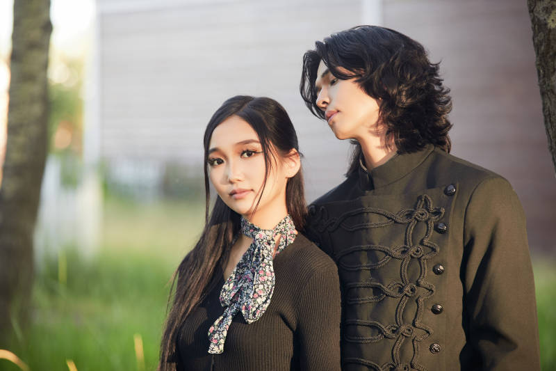 户外旅游景区拍照的亚洲情侣