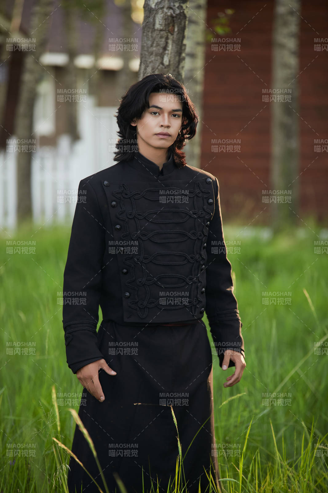 在濕地公園身穿蒙古族傳統服飾的男子