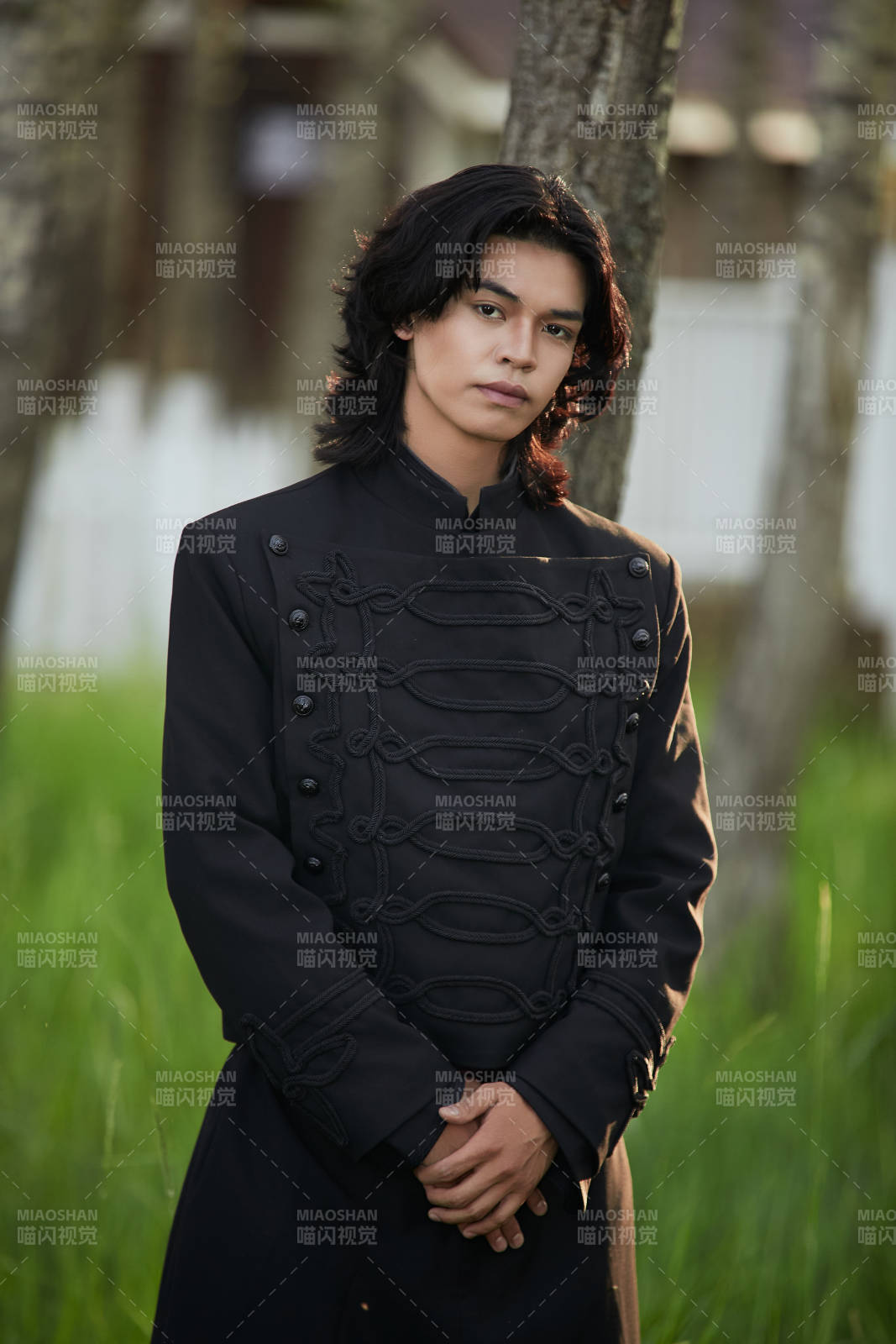 在濕地公園身穿蒙古族傳統服飾的男子