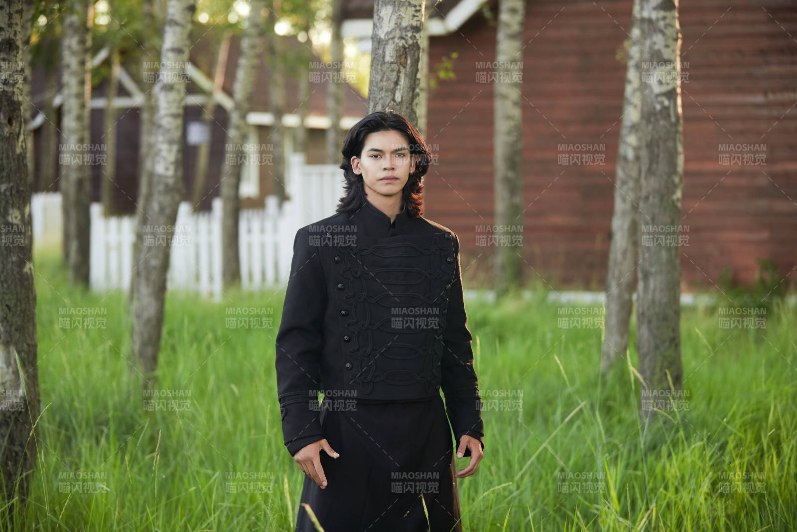 在濕地公園身穿蒙古族傳統服飾的男子