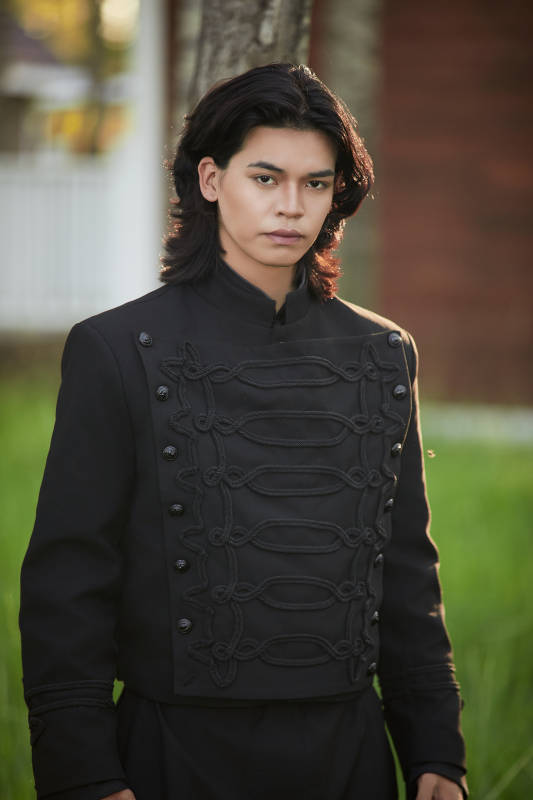 在湿地公园身穿蒙古族传统服饰的男子