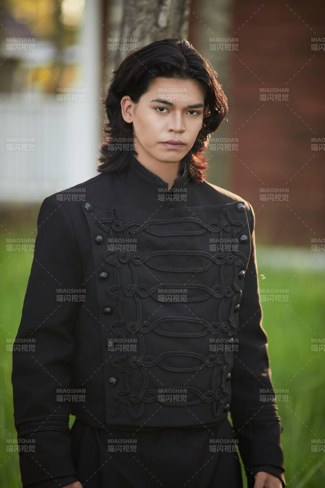 在湿地公园身穿蒙古族传统服饰的男子