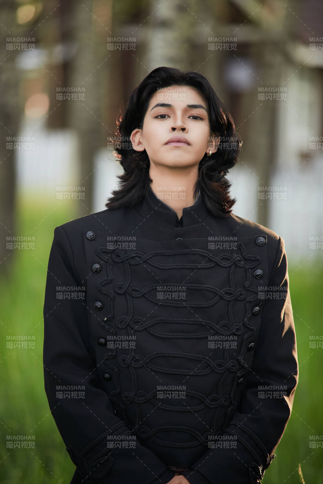 在濕地公園身穿蒙古族傳統(tǒng)服飾的男子