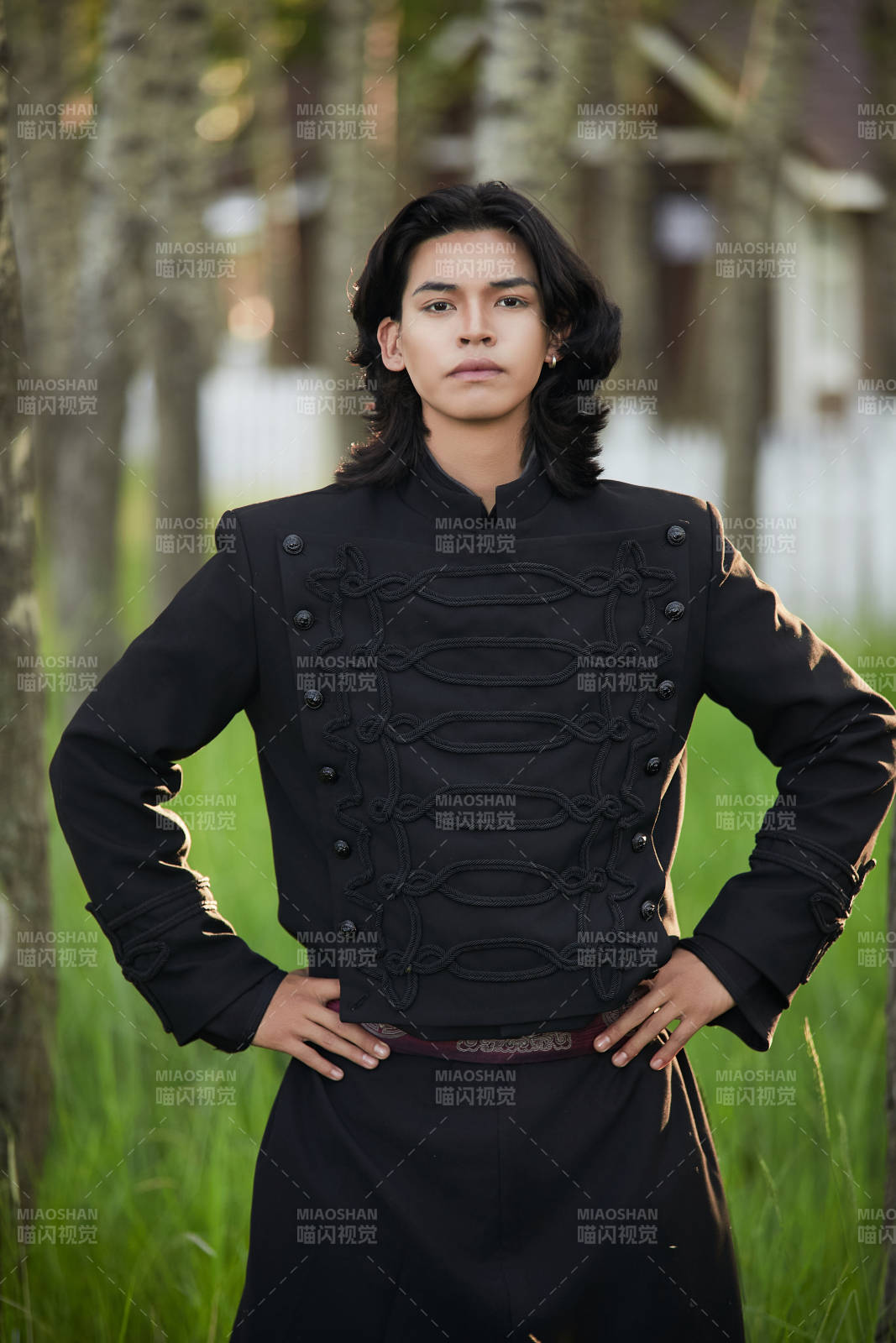 在濕地公園身穿蒙古族傳統服飾的男子