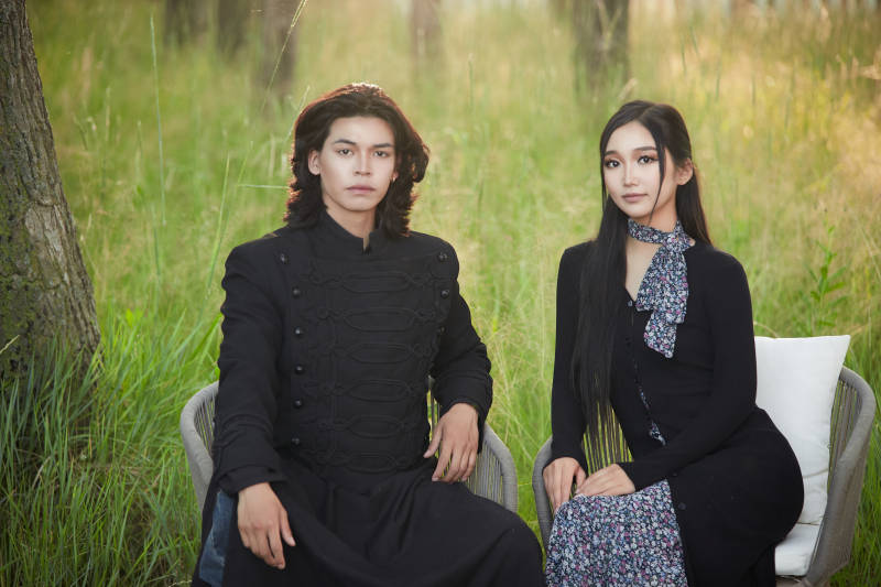 户外旅游景区拍照的亚洲情侣