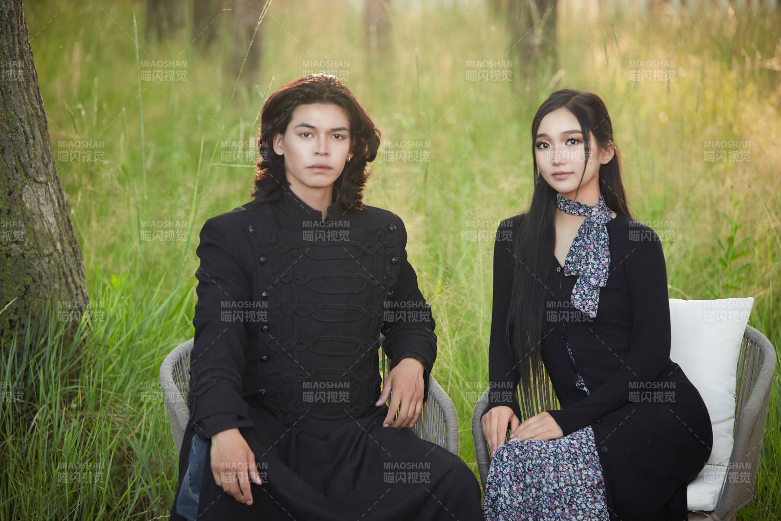 户外旅游景区拍照的亚洲情侣