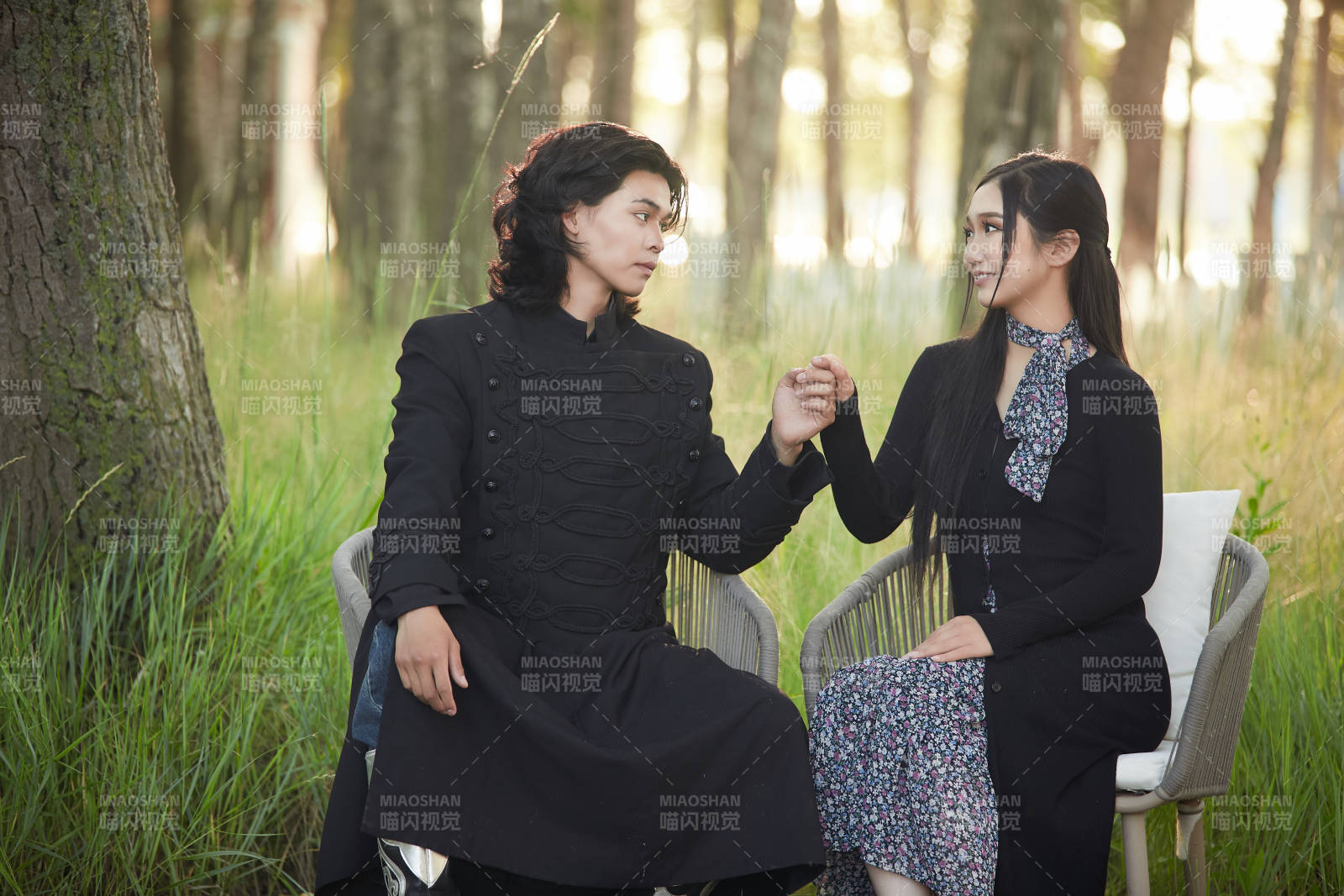 戶外旅游景區拍照的亞洲情侶