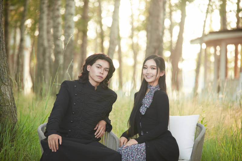 户外旅游景区拍照的亚洲情侣