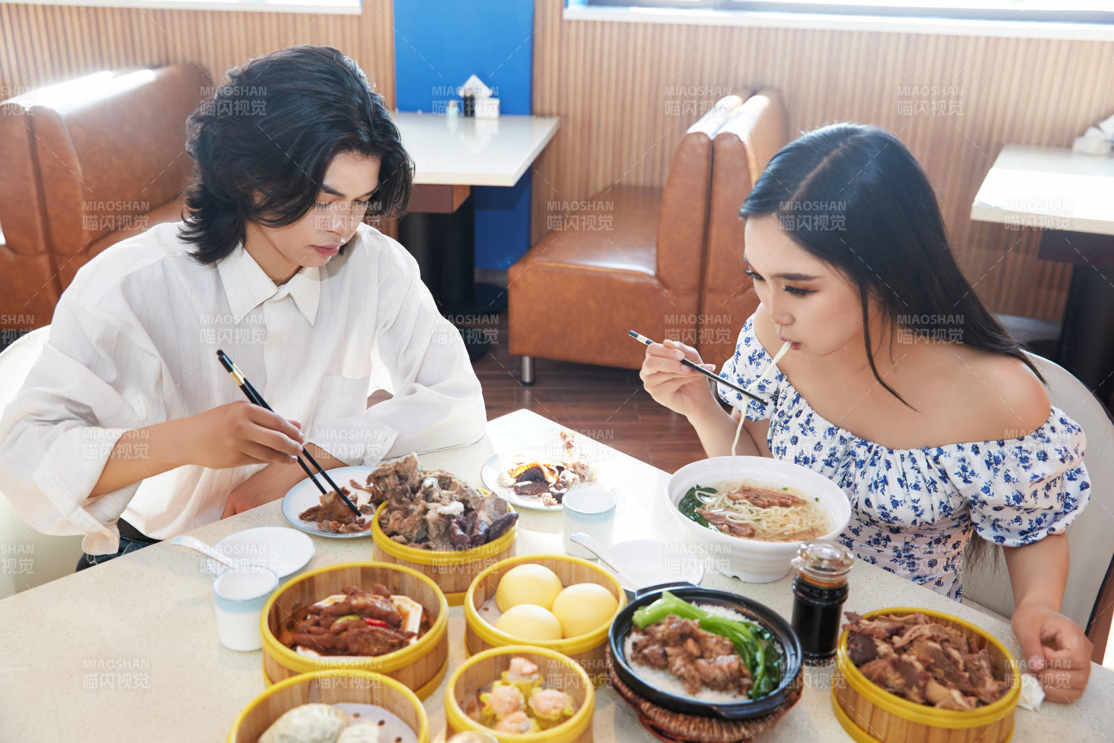 在茶餐廳大吃特吃的東方情侶