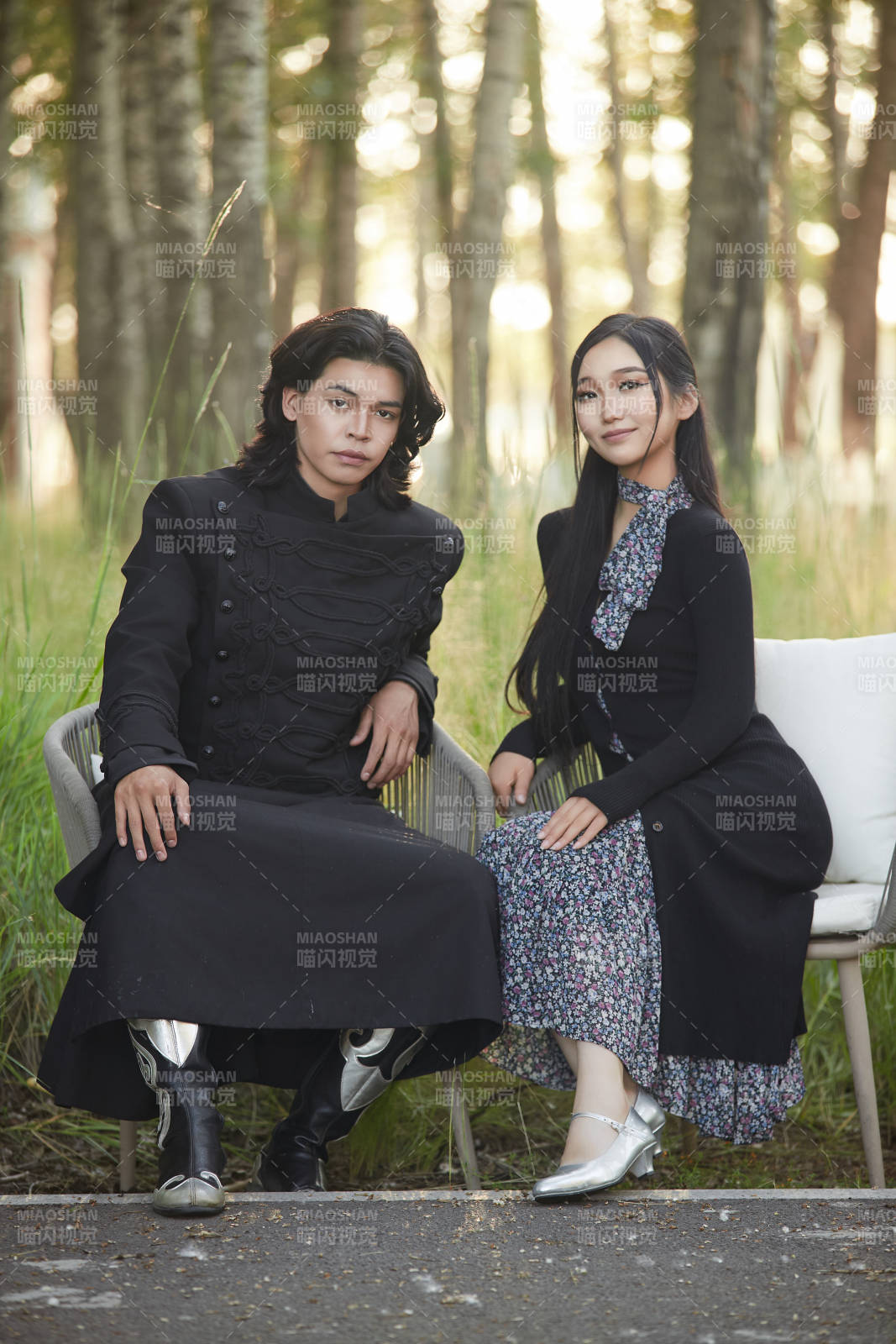 戶外旅游景區(qū)拍照的亞洲情侶