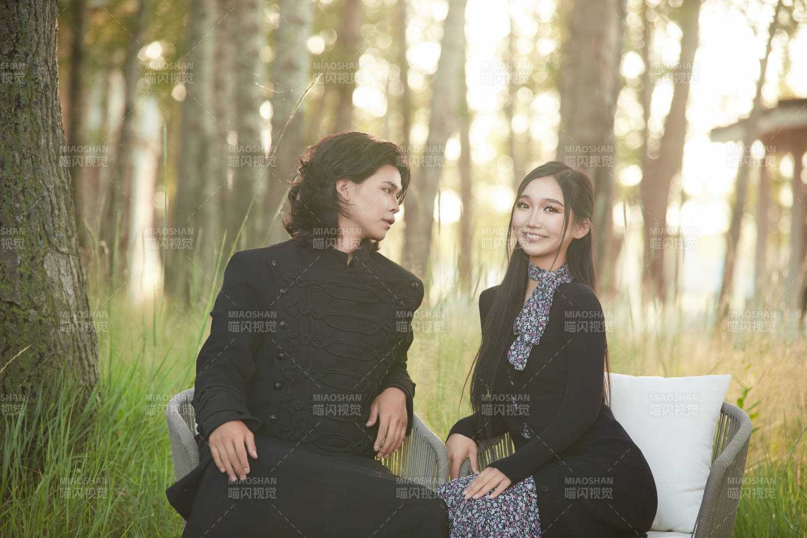 户外旅游景区拍照的亚洲情侣