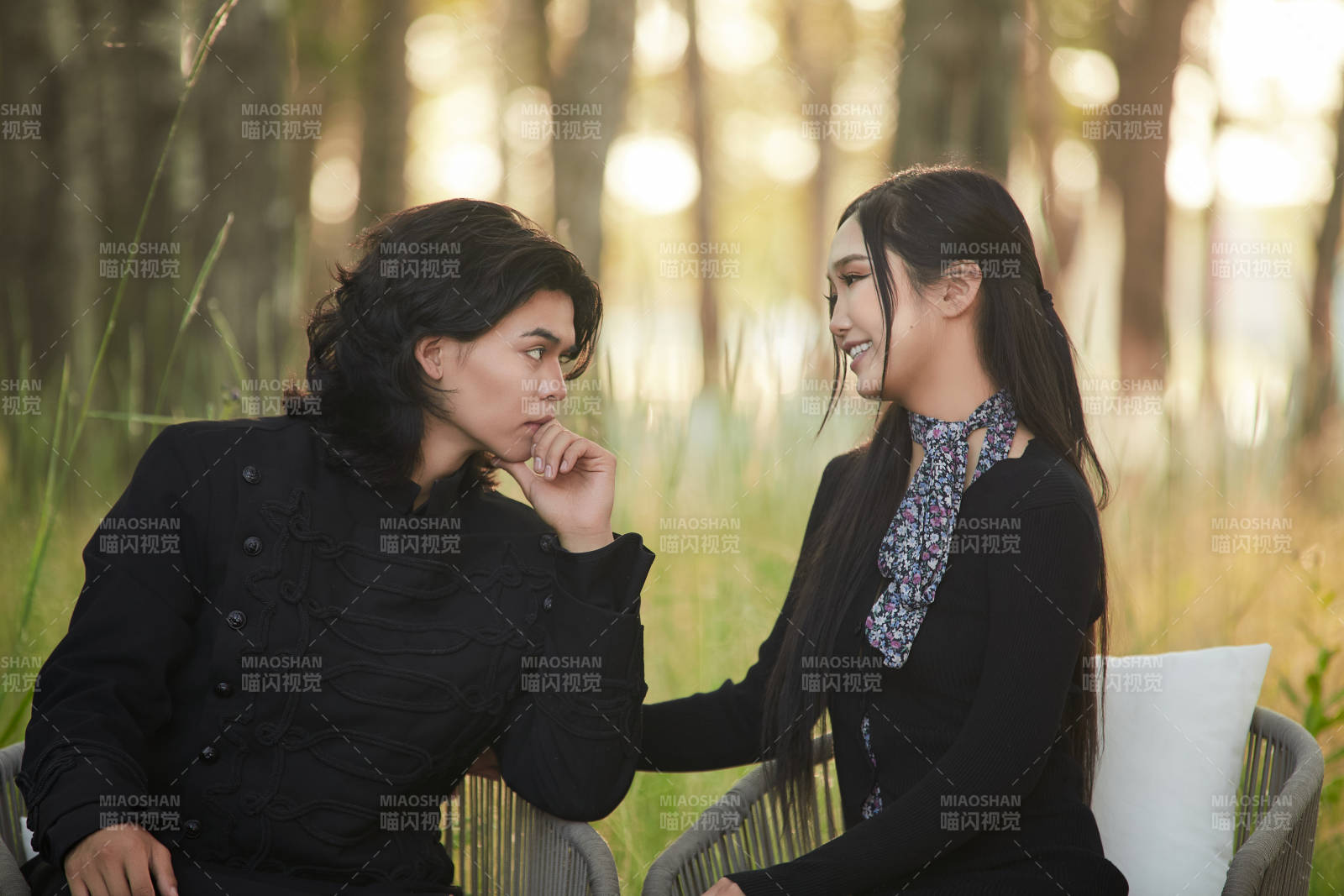 戶外旅游景區(qū)拍照的亞洲情侶